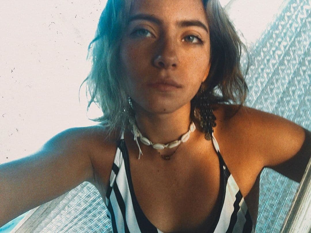 La mayor de las hermanas, "Mila", como también le gusta que la llamen, tiene un gusto por el yoga y la vida saludable, elementos en sus rutinas diarias que comparte constantemente en Instagram, plataforma en la que ha juntado más de 80 mil seguidores.
<br>