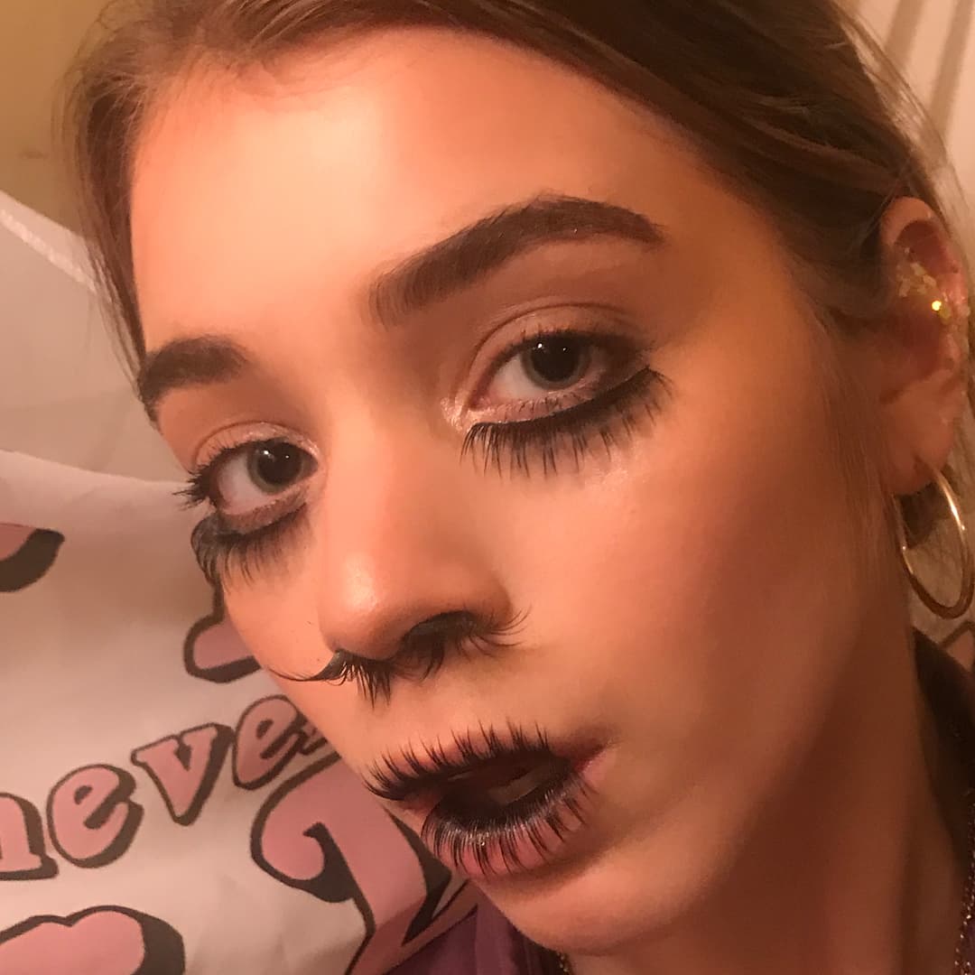 Sin embargo hay que admitir que algunas chicas supieron jugar con la idea y se crearon una imagen que aunque rayaba en lo absurdo podía incluso pasar como malook de maquillaje editorial.