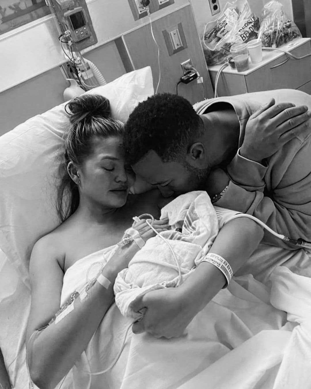 Esta semana, con el corazón roto y acompañada de una serie de desgarradoras imágenes, la modelo estadounidense, Chrissy Teigen, confirmó la noticia de que el bebé que esperaba había perdido la vida en su quinto mes de embarazo tras complicaciones de una hemorragia severa. En las fotos, ella y su esposo, el cantante John Legend, abrazan por última vez a su hijo, Jack.
<br>
<br>“Estamos conmocionados y este tipo de dolor profundo del que solo escuchas, el tipo de dolor que nunca habíamos sentido antes. Nunca pudimos detener el sangrado y darle a nuestro bebé los líquidos que necesitaba, a pesar de las bolsas y bolsas de transfusiones de sangre. Simplemente no fue suficiente”, compartió Teigen.