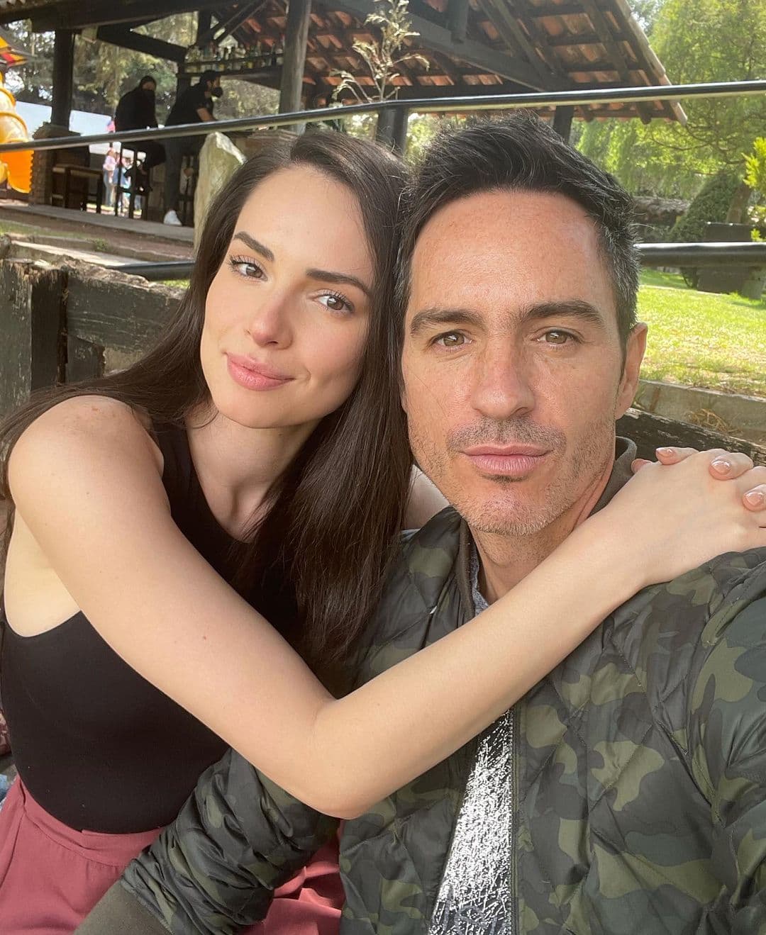 Mauricio Ochmann vive un tórrido romance con la modelo Paulina Burrola.