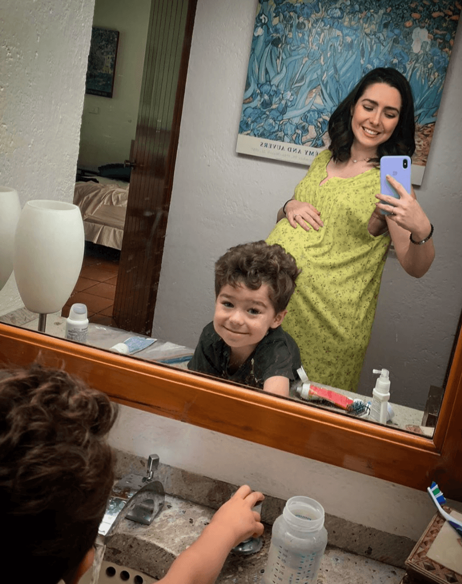 Hace unos días, la actriz posteó esta foto en la que aparece “embarazada” para un personaje. Y la reacción del niño al verla la sorprendió pues en lugar de pedirle un hermanito, le gustó la idea de aventarse contra su panza falsa.