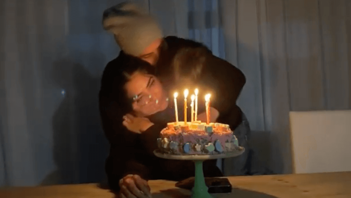 El amor de la familia es mejor que cualquier celebración. Alejandra Espinoza festejó su cumpleaños número 33, junto con su esposo Aníbal y su hijo, Matteo. En Instagram compartió un video en el que salen cantándole “Las mañanitas” y dándole un fuerte abrazo a la festejada.