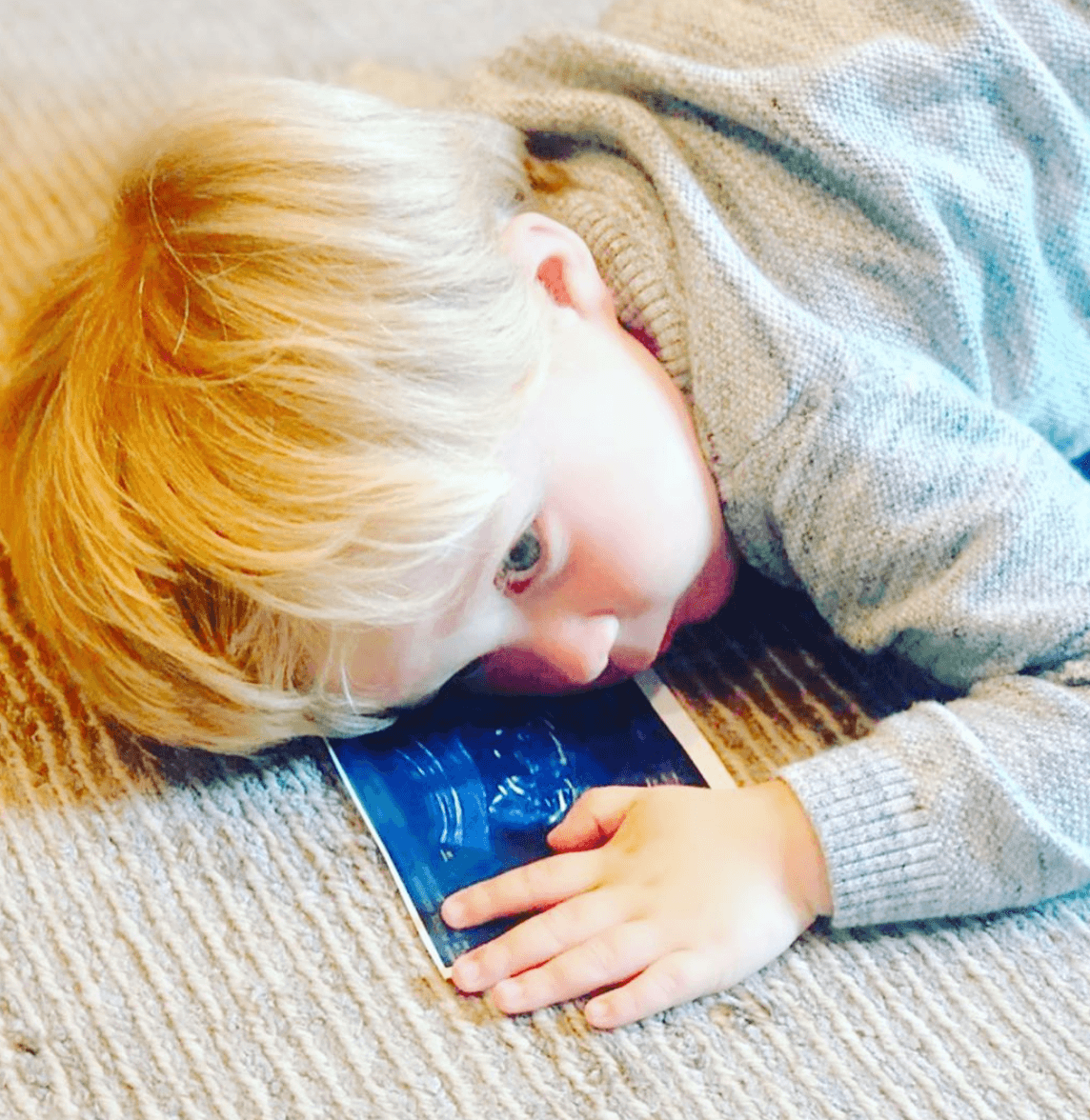 Y poco a poco fue compartiendo tiernas imágenes de lo ilusionados que estaban de recibir un pequeño más en su hogar. Aquí, el hermanito mayor “Manu” con una ecografía de Emiliano.