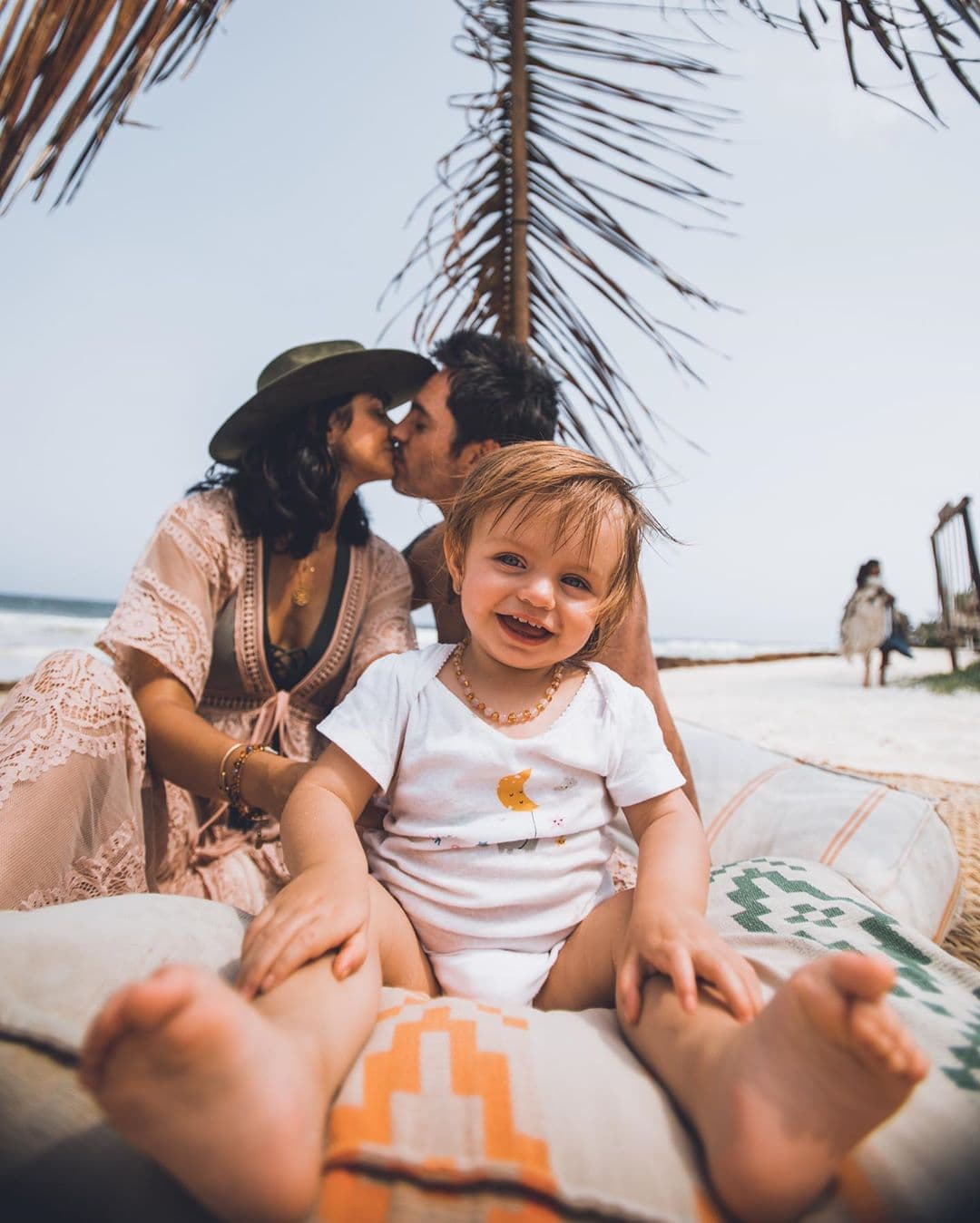 La sonrisa de Kailani se volvió tendencia más de una vez, tal y como pasó por el viaje que hizo a Tulum junto a sus famosos padres, donde disfrutó de las olas del mar y de su maravillosa familia.