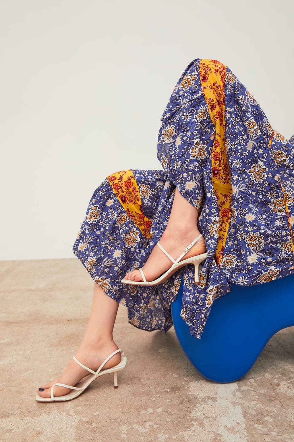 Sandalias de tacón estilo strappy de Zara.