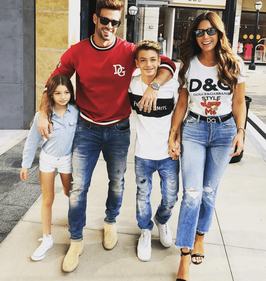 “Ya me siento casada, la verdad”, eso fue lo que respondió Elizabeth Gutierrez cuando se le preguntó si desea casarse con el cubano, William Levy. La pareja llevan juntos desde el 2003 y aunque se ha rumorado que su relación ha pasado por problemas, ellos han demostrando que su amor es mayor que cualquier cosa. Son padres de dos: Christopher Alexander de 15 años de edad y Kailey Alexandra de 10.