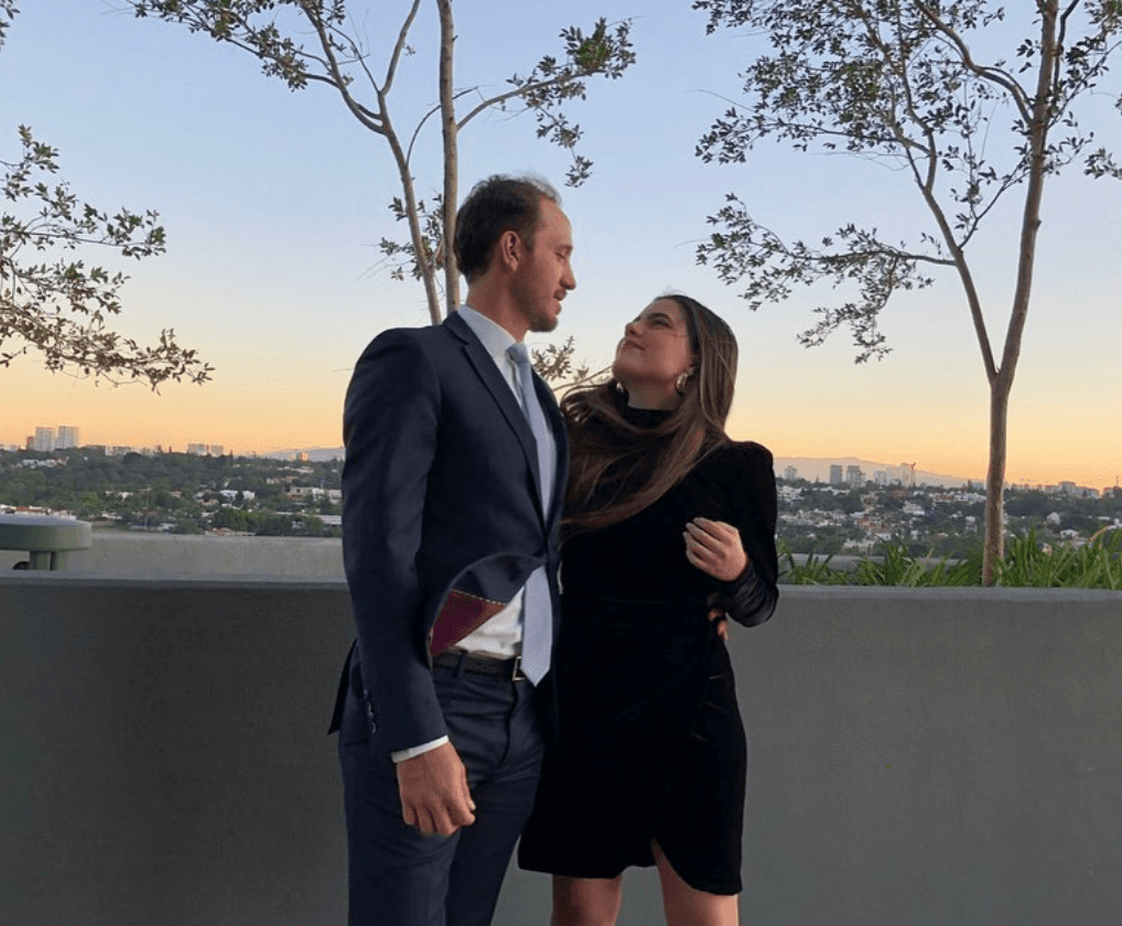 La joven de 22 años de edad y su ahora esposo, se conocieron a través de una cita a ciegas que le organizaron unos amigos en común.