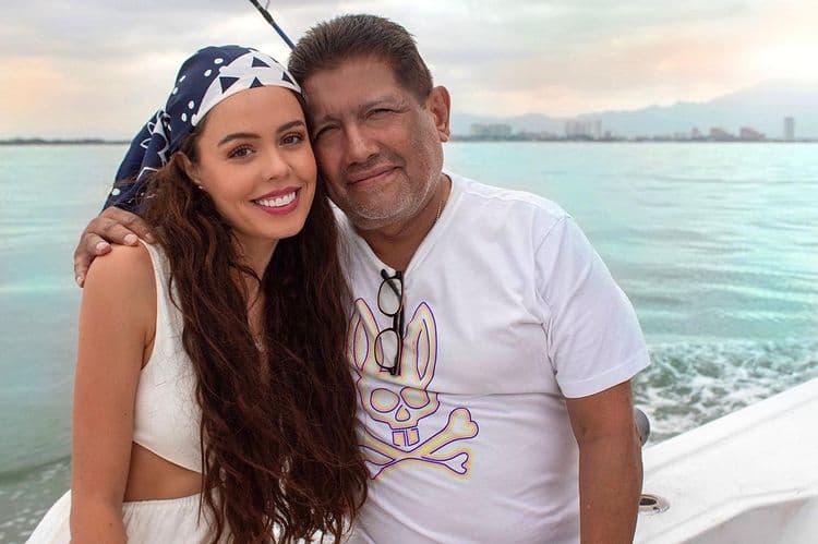 La actriz de inmediato reaccionó a la muestra de amor del productor.