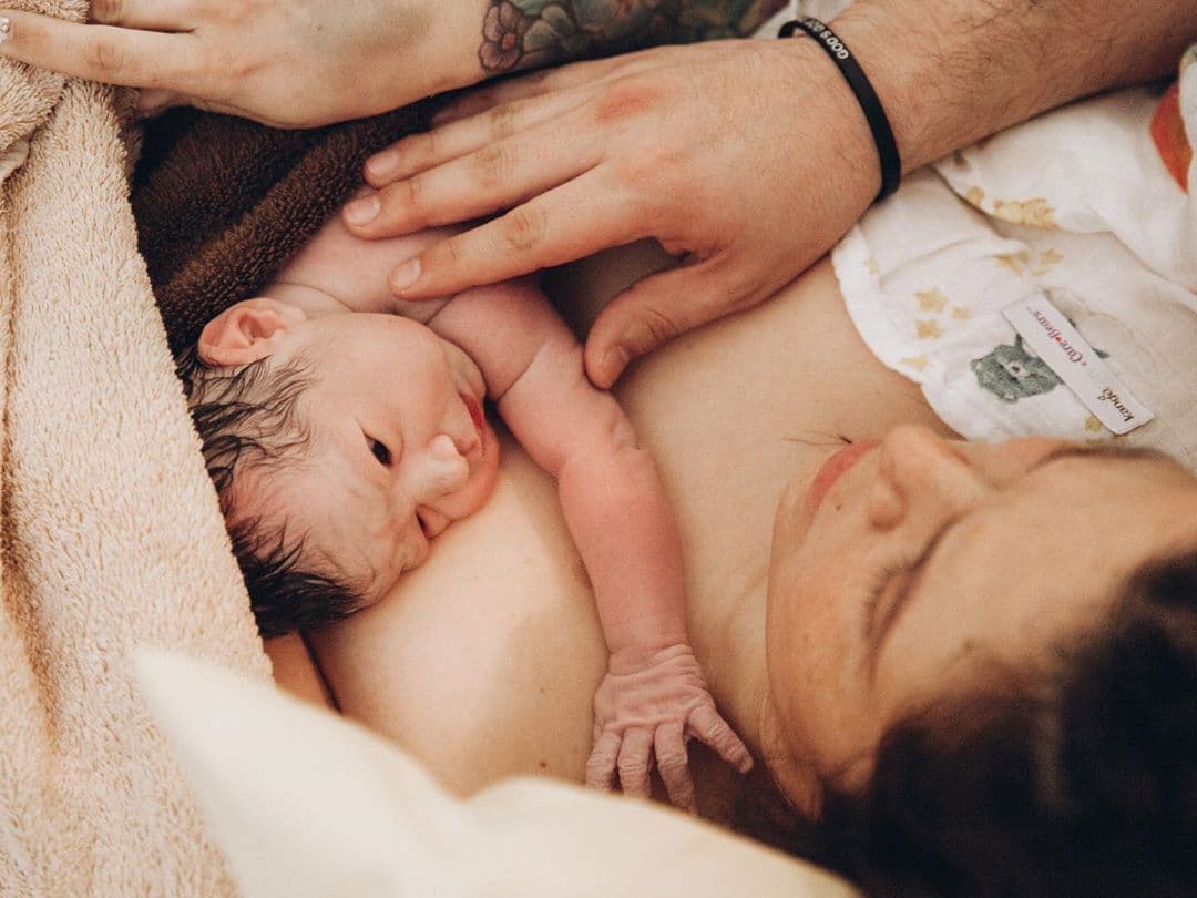 “Muchas gracias a todos por sus oraciones. Compartiré fotografías pronto. Después de que descanse, estuve en labor de parto por mucho”, expresó la feliz mamá luego de dar a luz al pequeño Julián.