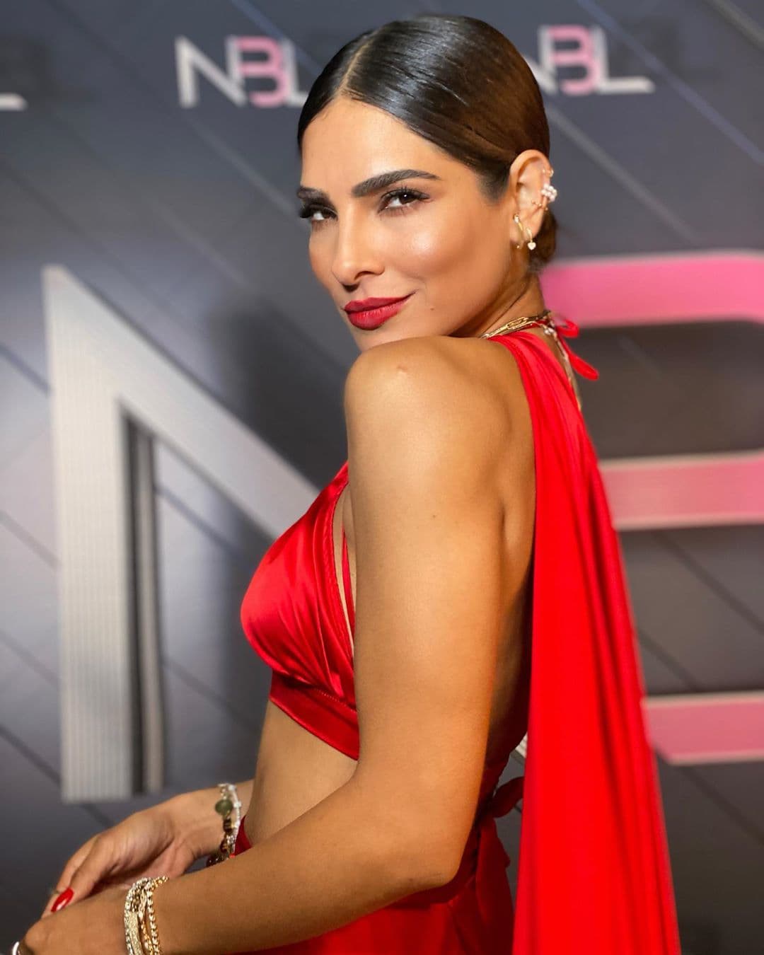 La conductora mexicana, Alejandra Espinoza, también tuvo ese ‘problema’ en su adolescencia, pues dice que le generó mucha inseguridad, ya que eran demasiado grandes. Por ello, ella decidió hacerse dos cirugías de reducción.
<br> "A los 16 años empecé a desarrollarme de adelante y yo no estaba como que muy contenta al respecto. Y eso fue algo muy personal porque todas mis hermanas son de bubis grandes y a todas les encantan, pero a mí nunca me gustaron. No me gustaba para nada, siempre andaba como que en camiseta, no me gustaba como que enseñarlas mucho, no me podía poner mucha ropa que quería", señaló en su canal de YouTube.
<br>