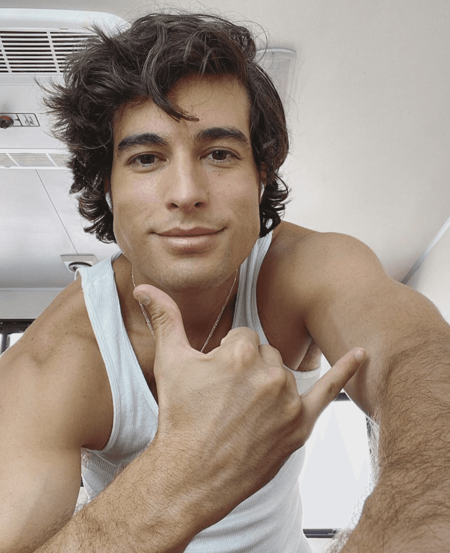 El galán de telenovelas del momento, Danilo Carrera, afortunadamente no es hijo único, tiene cuatro hermanos más. En redes ha presumido a dos de ellos y se puede ver que tienen una excelente relación, pero además, son igual de guapos que él.