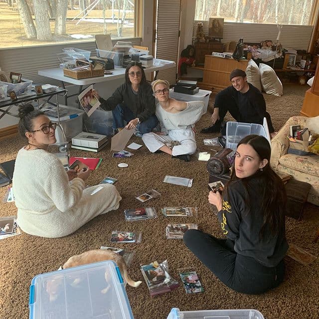 Por su parte, Demi Moore también compartió una imagen en aislamiento con sus hijos: “Manada de cuarentena… trabajamos en un proyecto de foto familiar”.