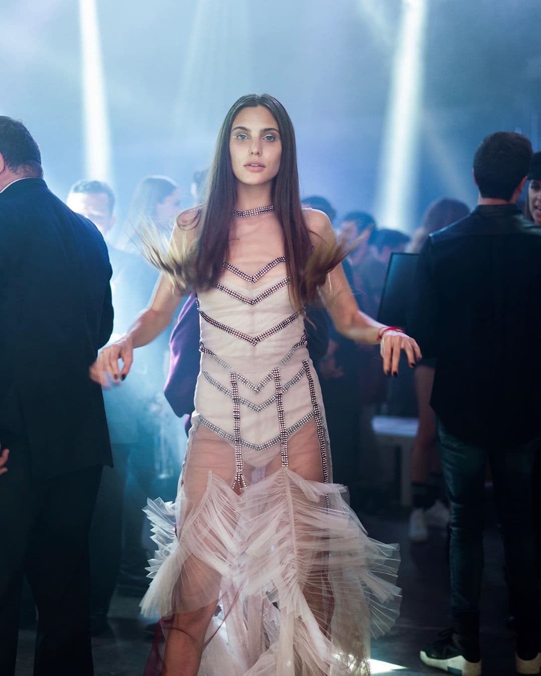 Con un vestido de la diseñadora Alexia Ulibarri, fue como Macarena Achaga desfiló en el Mercedes-Benz Fashion Week Mexico City, en octubre del año pasado. No solo modeló, también la actriz diseñó el delicado atuendo rosa, con escarolas y detalles brillantes.