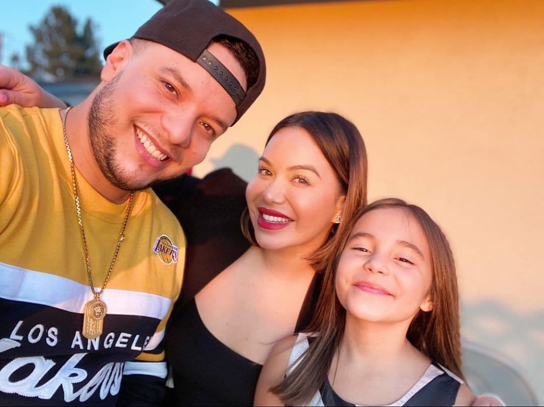 La semana pasada, cuando Chiquis confirmó la noticia de su separación, la hija de la Diva de la Banda se mostró optimista ante el evidente dolor de ponerle fin a su matrimonio, en un post de Instagram, la también cantante escribió: "
<b>Esta es nuestra vida privada que hemos decidido compartir con ustedes estos últimos 4 años, y por esa razón, siento la necesidad de dejarles saber</b>".