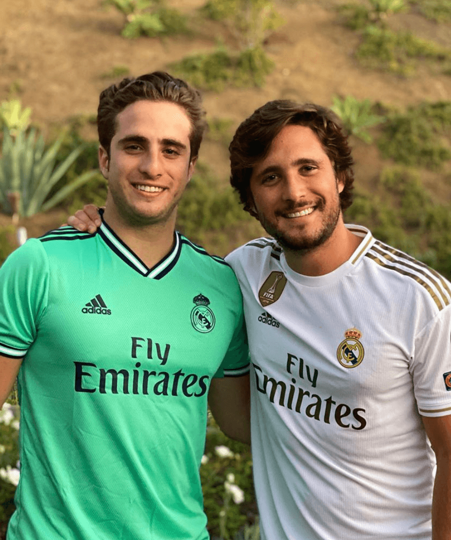 Dos gotas de agua. Así de parecidos con Diego Boneta y su hermano, Santiago. El joven de 22 años seguramente también roba suspiros a su alrededor. No ha mostrado interés por pertenecer en el medio artístico y se ha enfocado en sus estudios en Estados Unidos. En su Instagram @santiagoboneta, comparte sus pasatiempos, su gusto por hacer ejercicio y algunas fotografías en familia.
