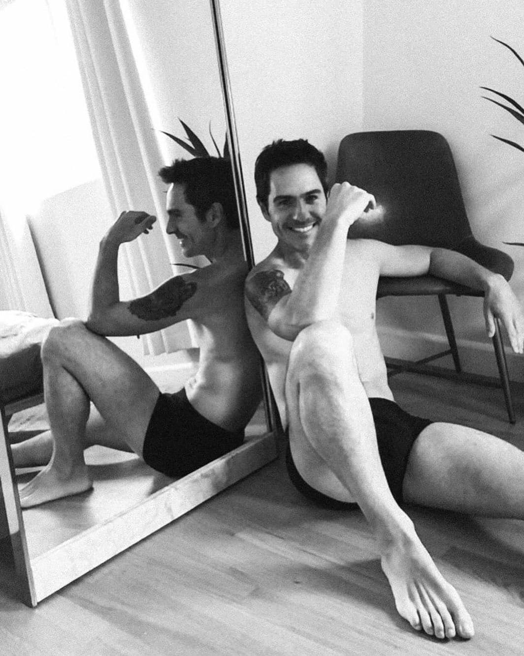 Hace poco, el actor sorprendió a sus seguidores con una foto en la que aparece solo en ropa interior. La imagen fue tomada en su habitación en donde tiene un espejo grande, decorado también con plantas.