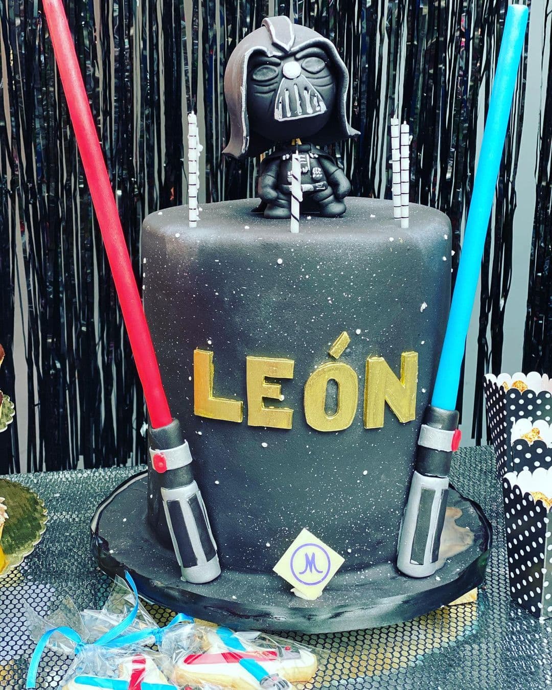 Darth Vader y dos sables de luz adornaron el gigante pastel de cumpleaños de León.