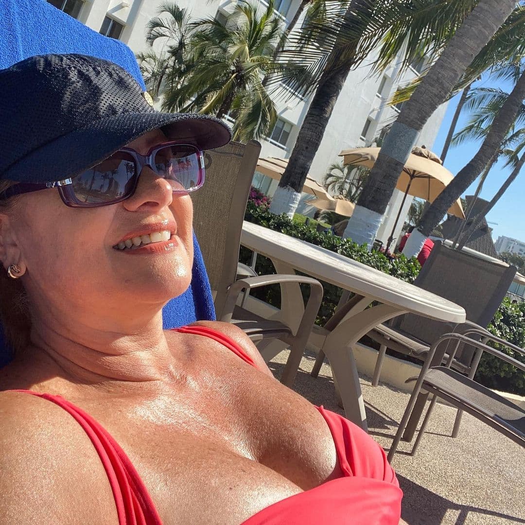 La reina de Tik Tok, Erika Buenfil, no podría pasarla mejor, pues desde su hotel presumió look playero mientras se bronceaba con un llamativo traje de baño color rojo. Horas antes, la actriz de telenovela compartió un tiktok en el que demostró que se consiente de lo lindo, tomando algunos shots de tequila mientras hacía lipsync de Jenni Rivera.