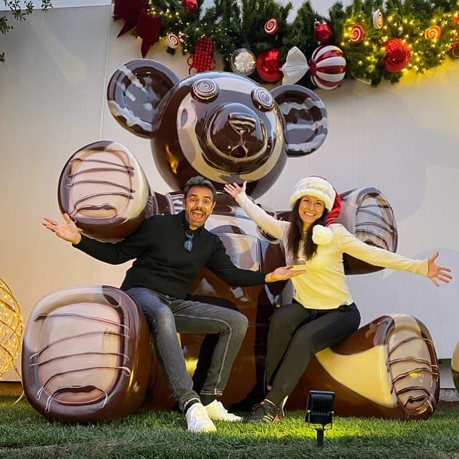 <b>Alessandra Rosaldo</b> y
<b>Eugenio Derbez</b> presumieron su espectacular árbol de Navidad, el cual ha causado mucho revuelo entre sus seguidores, ya que en el jardín colocaron un par de gigantescas figuras en forma de oso y esferas iluminadas. Además, la barda la decoraron con escarcha, luces, y esferas de colores.
<br>
<br>La familia Derbez dijo que todos los adornos fueron llevados desde México hasta Los Ángeles, hecho que muchos de sus seguidores le han aplaudido.
<br>