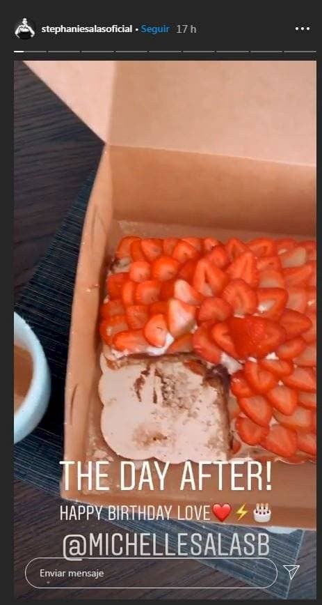 A la mañana siguiente del festejo, Michelle Salas y su madre disfrutaron del día juntas y presumieron un gran desayuno con café y un pastel de fresas, además otros regalos que recibió la influencer.