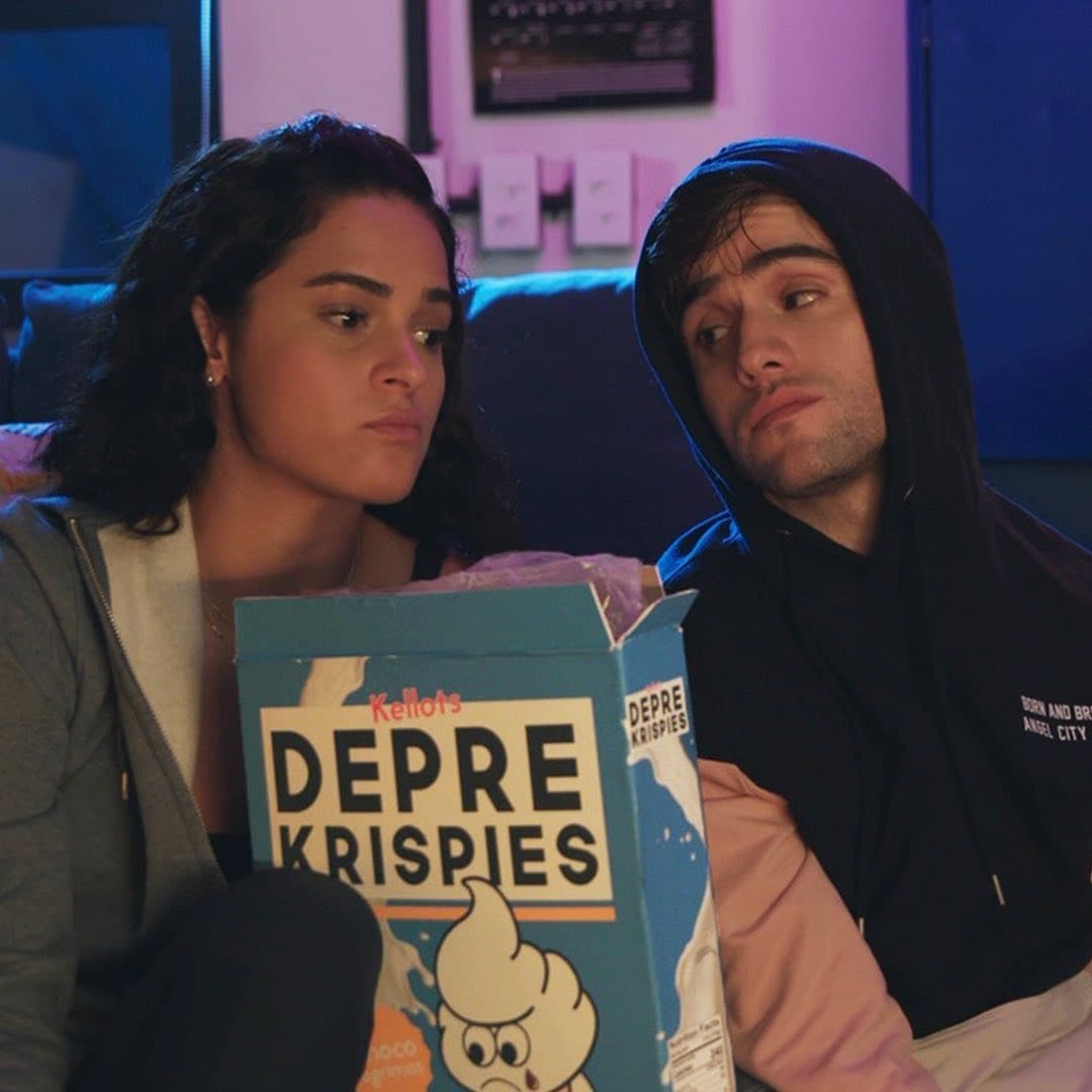 <b>Sobreamor (2020) Blim</b>
<br>La más reciente producción de Televisa Digital es “Sobreamor” una serie de comedia romántica que aborda la experiencia del amor gay desde un ángulo menos con menos conflicto con respecto a señalamientos sociales, ya que su protagonista Martín, a diferencia de otros personajes de la comunidad gay en historias mexicanas, es aceptado en su hogar y su entorno social. Para él, su mayor problema será navegar por los diferentes obstáculos que el romance “moderno” pueda presentársele en el camino.
