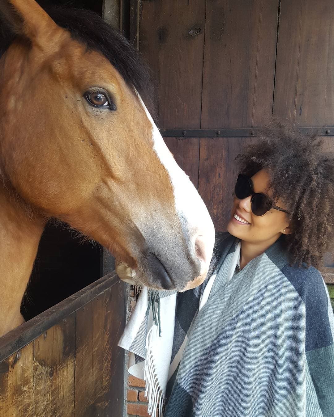 La modelo admitió que incluso ha llegado a comprar el shampoo de caballo, ya que sus ingredientes son muy buenos. 
<br>
<br>"A veces lo uso porque es muy bueno, te crece increíble y te lo deja muy bonito; si ustedes ven a los caballos, obvio los caballos a los que cuidan de su pelo, verán que es espectacular", explicó.