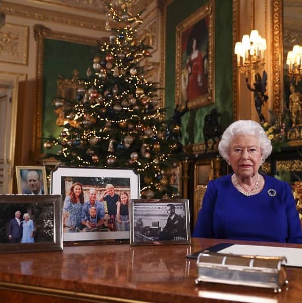 La controversia volvió cuando la Reina Isabel II publicó su foto navideña del 2019, en la que solamente aparece la familia Cambridge, aunque muchas fuentes aclararon que esto fue porque solamente se incluyó a los siguientes en la línea de sucesión al trono.