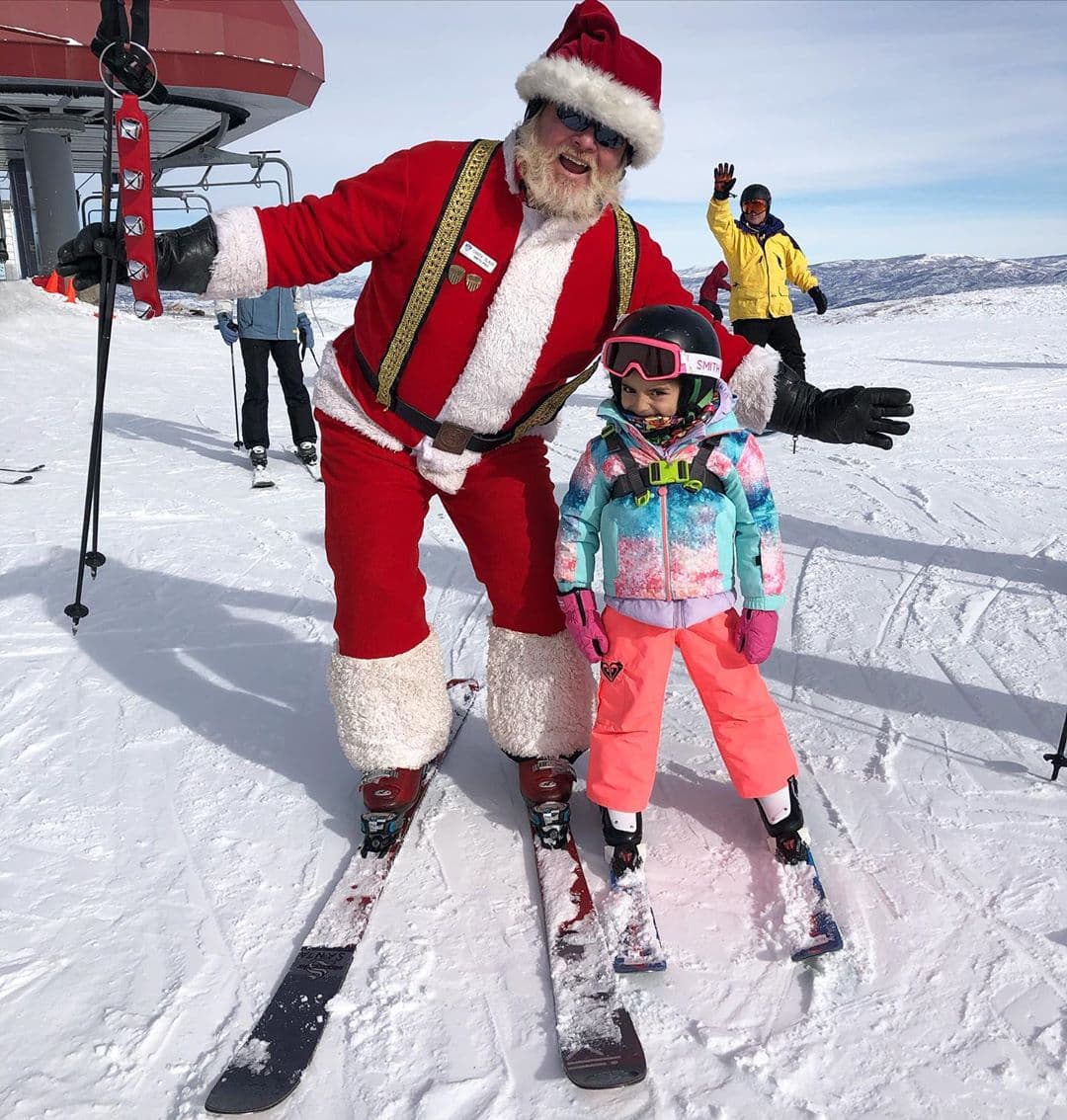 Aitana Derbez también dejó claro su amor por los deportes extremos, cuando durante sus vacaciones decembrinas mostró sus habilidades para esquiar, desatando el nerviosismo de sus padres.