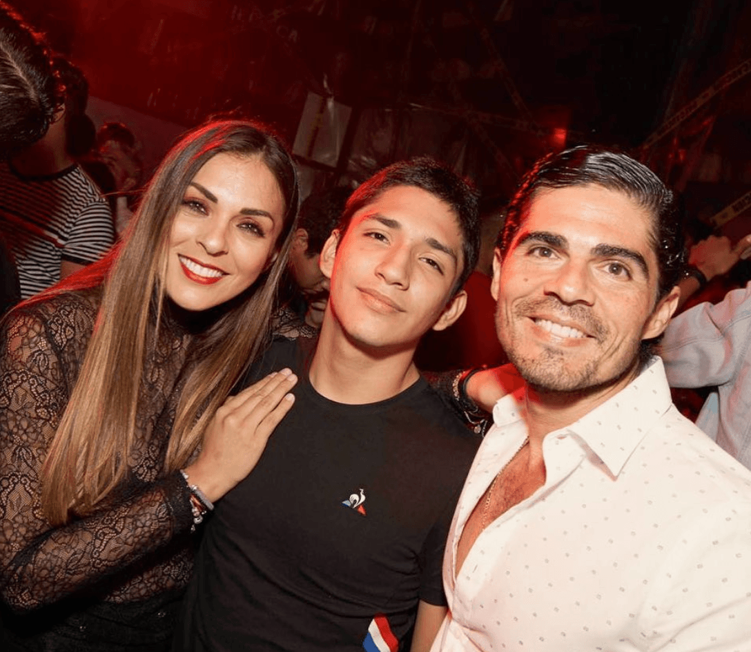 Aquí el adolescente junto a su madre y la pareja de ella, Roberto Veytia, padre de su hermanita menor, Luciana.