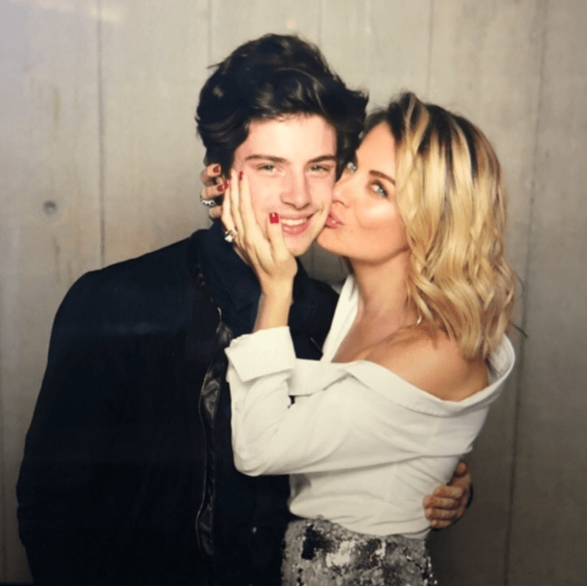 Ludwika Paleta y el hijo de procreó con Plutarco Haza son igualitos. Lo tuvo cuando tenía 20 años y ahora el joven tiene esa misma edad. Desde hace unos años el joven estudia en el extranjero y cada que puede convive con sus padres y sus hermanos.