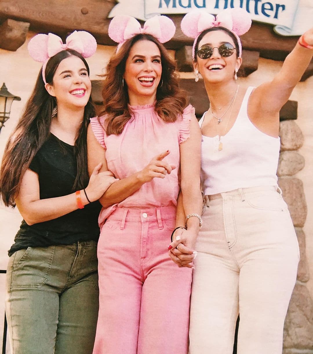 Por el momento, las hijas de Eduardo Capetillo y Biby Gaytán se han enfocado en sus estudios universitarios, pero Ana Paula ya adelantó que en el futuro le gustaría incursionar en la actuación.