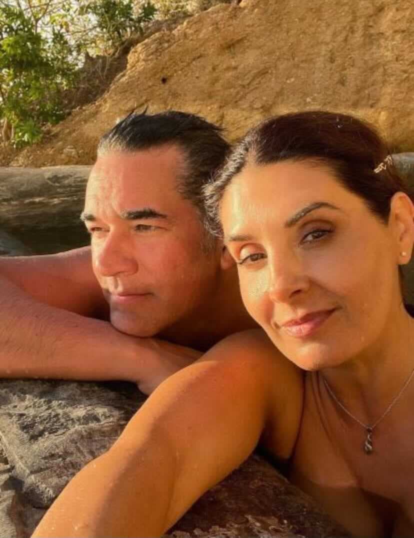 Mientras que el actor también presumió el cariño que siente por su pareja con una foto junto a ella: “Te amo tanto porque soy feliz… eres mi locura. Feliz Día de San Valentín Amor Mío!!!”.
<br>
