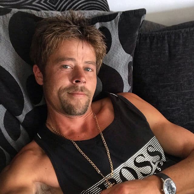 “Ella odiaba que no podíamos ir a ningún lado sin que las chicas llegaran a pedir fotos”, explicó.
