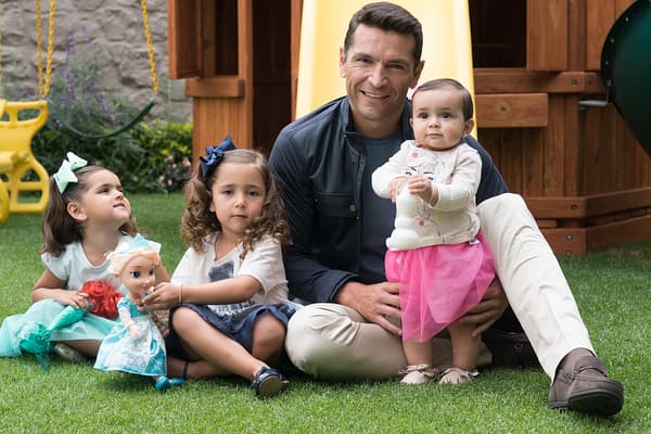 La conductora Jacqueline Bracamontes anunció que espera gemelos.
