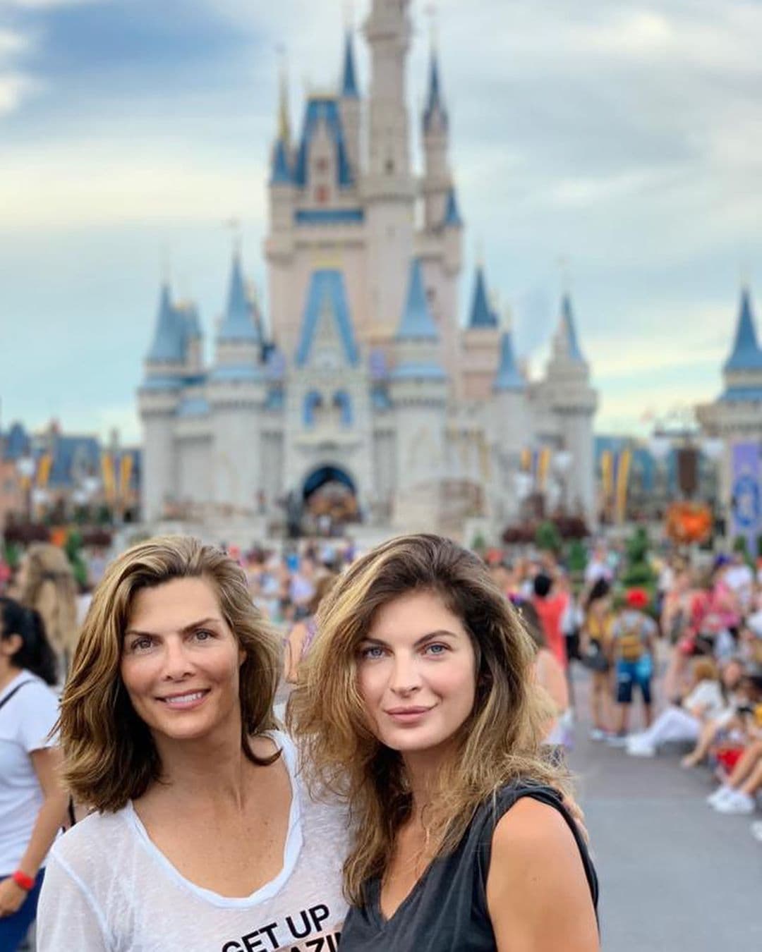Qué mejor que compartir un viaje en pareja, la conductora de Montse & Joe disfruta del "lugar más feliz del mundo" con su novia Yaya Kosikova.