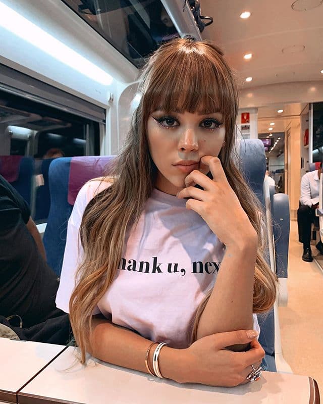 ROSTRO OVALADO: En el caso de chicas con rostro ovalado, al igual que Danna Paola, las opciones son muchas, sin embargo, uno de los estilos más favorecedores es la de un fleco totalmente recto.