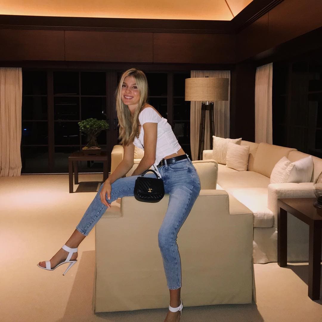 En su cuenta de Instagram, la joven comparte con sus seguidores su estilo, en el que combina piezas básicas como jeans, sacos y vestidos, con accesorios de marcas de lujo como Chanel.