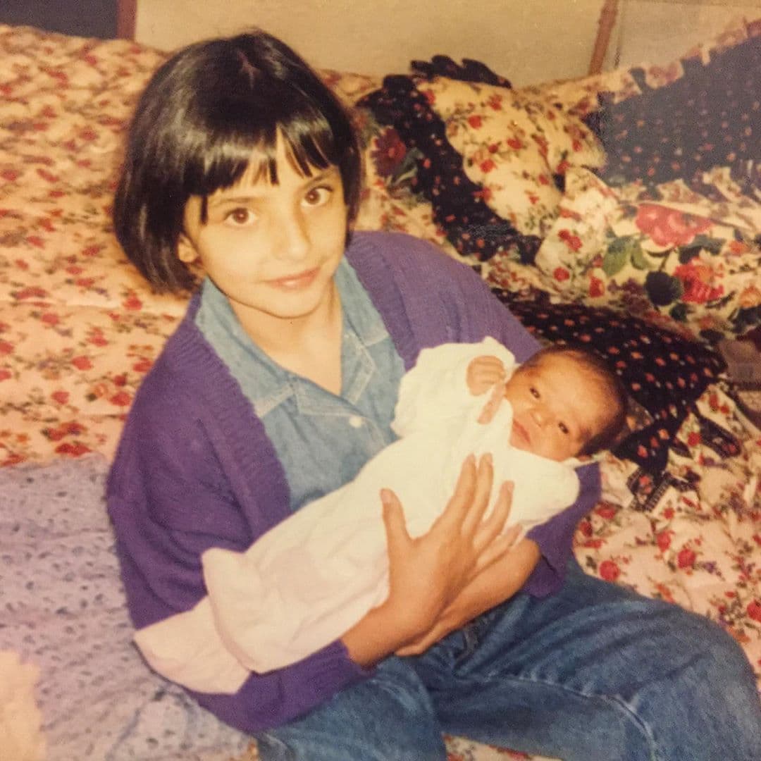 Al ser muy unida a su hermana, familiares y amigos de Aislinn Derbez también dejaron sus felicitaciones para Michelle Aguilera, entre ellos destacaron los mensajes de Consuelo Duval, Eugenio Derbez, Isabel Lascurain, Mauricio Ochmann, entre otros.
<br>
<br>"¡Qué hermosas fotos! Feliz Cumpleaños Mich que sea un año espectacular. Te queremos mucho", escribió Alessandra Rosaldo.
<br>