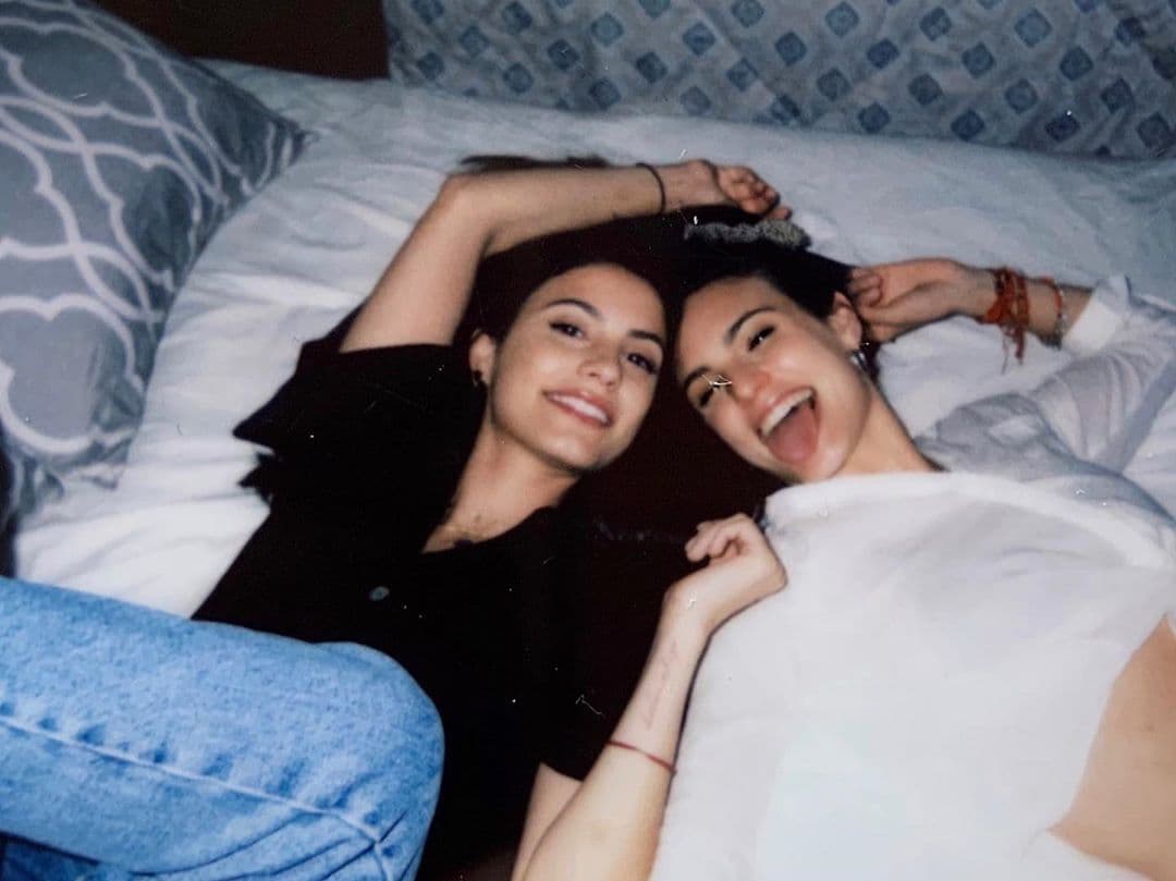 En sus redes sociales, las chicas aprovecharon para compartir con sus fieles admiradores algunos momentos del detrás de cámaras de la producción.