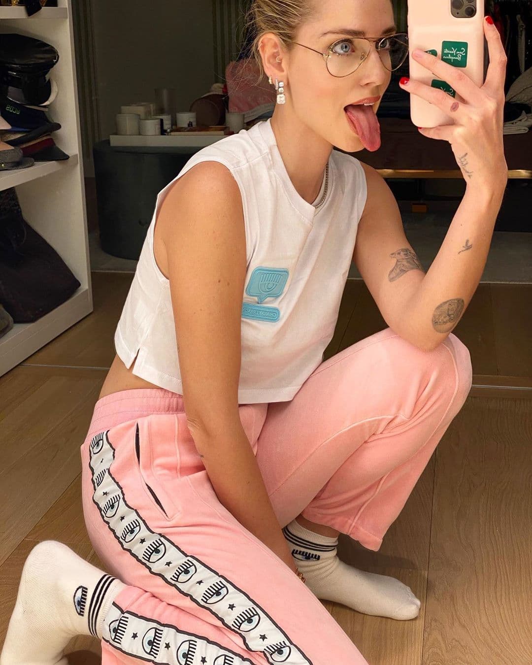 O si no eres de las personas que les gusta la ropa entallada para el ejercicio, no te preocupes porque también se puede ver bien uno con pantalones de ejercicio estilo noventero y playera sin mangas para el sudor.