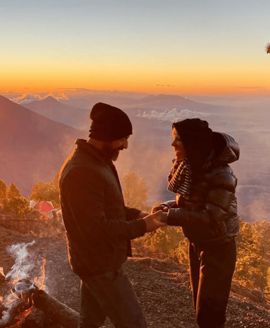 En medio de la naturaleza es como
<b>Tono</b>
<b>Beltranena</b>, de Magneto, le pidió a
<b>Regina</b>
<b>Munguía</b> que fuera su esposa. La cantante presumió su anillo de compromiso en redes sociales.
<br>