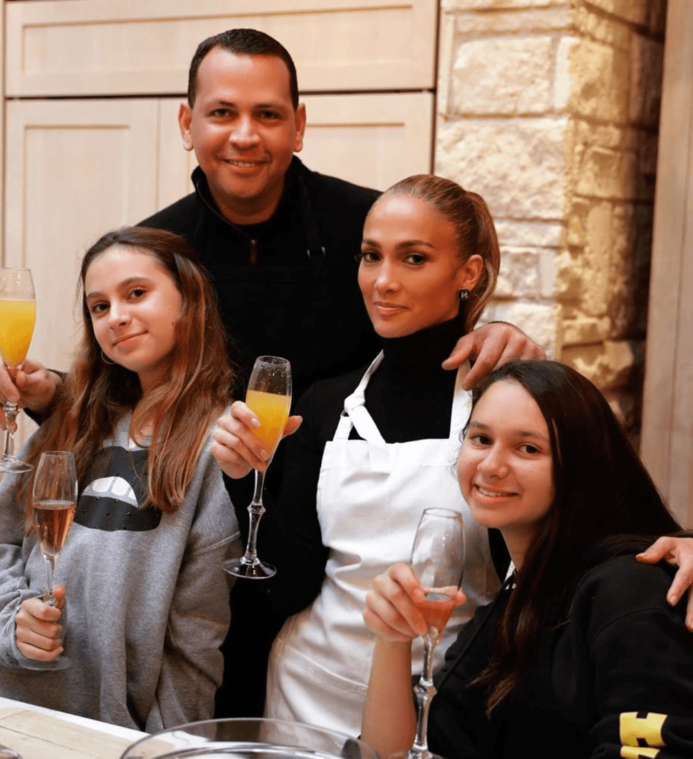 Ella y Natasha reaccionaron muy bien ante la relación que inició su padre, Alex Rodríguez, con 
<b>Jennifer Lopez</b>. La cantante ha sabido ganárselas e incluso sus hijos, Emme y Max, disfrutan de la convivencia con ellas. En el cumpleaños de Ella, JLo le dedicó un mensaje en Instagram y recordó cuando la conoció: “te sentaste en mis piernas y me pediste que te guardara el vestido lavanda que acababa de llevar a los Grammy para cuando fueras mayor”.