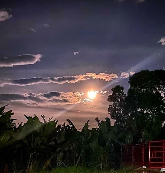 La super luna desde el sur de Cali en Colombia.