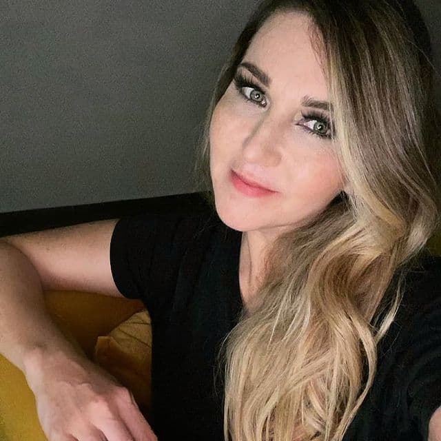 Parece que fuera hace apenas unos años cuando una joven regiomontana con ortodoncia y dos trenzas bajo su tejana se volvía la sensación del regional mexicano. A varias décadas desde aquel debut, Alicia Villarreal también se une al club de las cincuentonas seductoras el próximo 31 de agosto.
