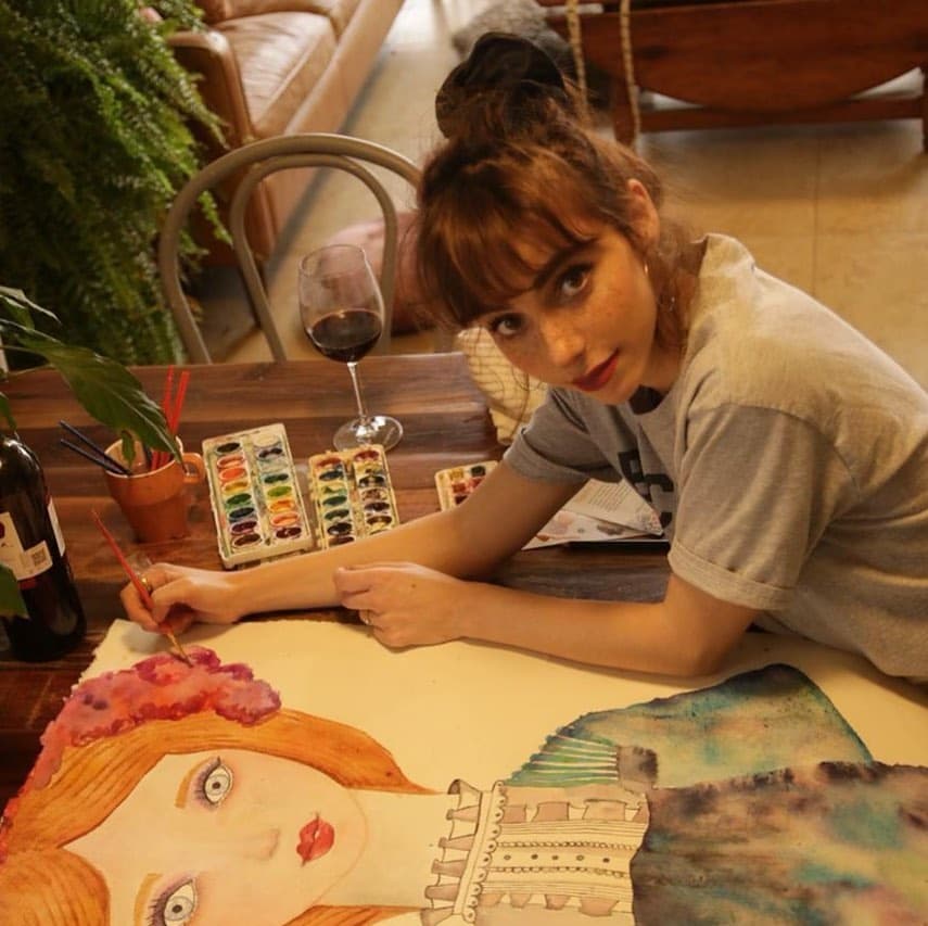 Una gran mesa de madera en su comedor, se ha vuelto su espacio de trabajo cuando se trata de pintar sus retratos con acuarelas.