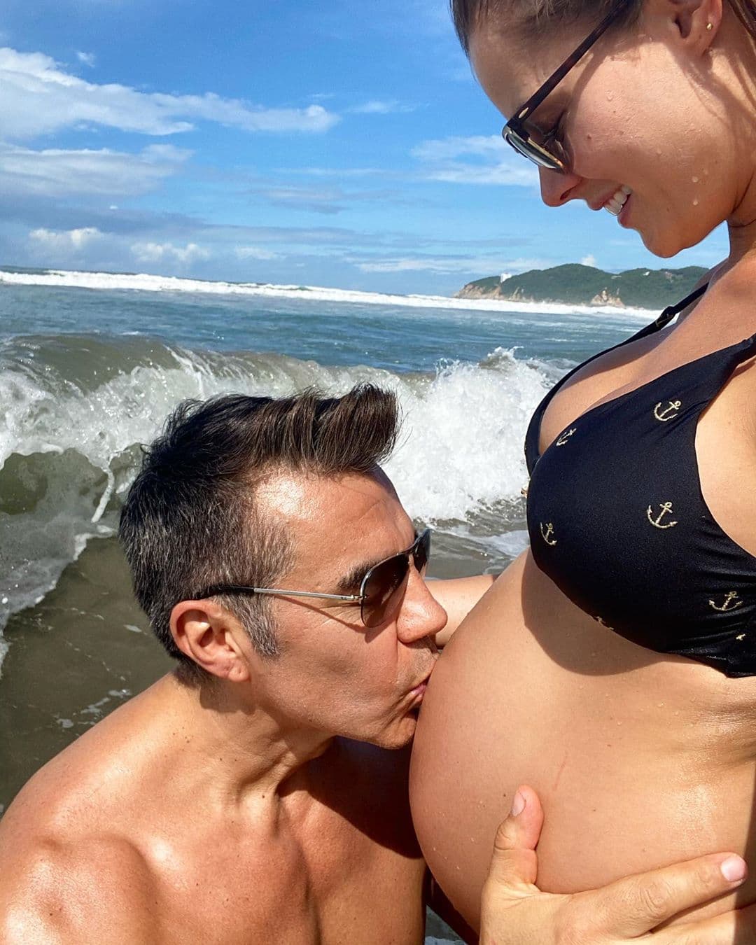 Omar Chaparro fue uno de ellos, pues se sabe que tiene una estrecha amistad con el comediante: “Pura felicidad amigo”, mientras que su amiga Consuelo Duval publicó. “Fotaza”, acompañado de algunas risas.
