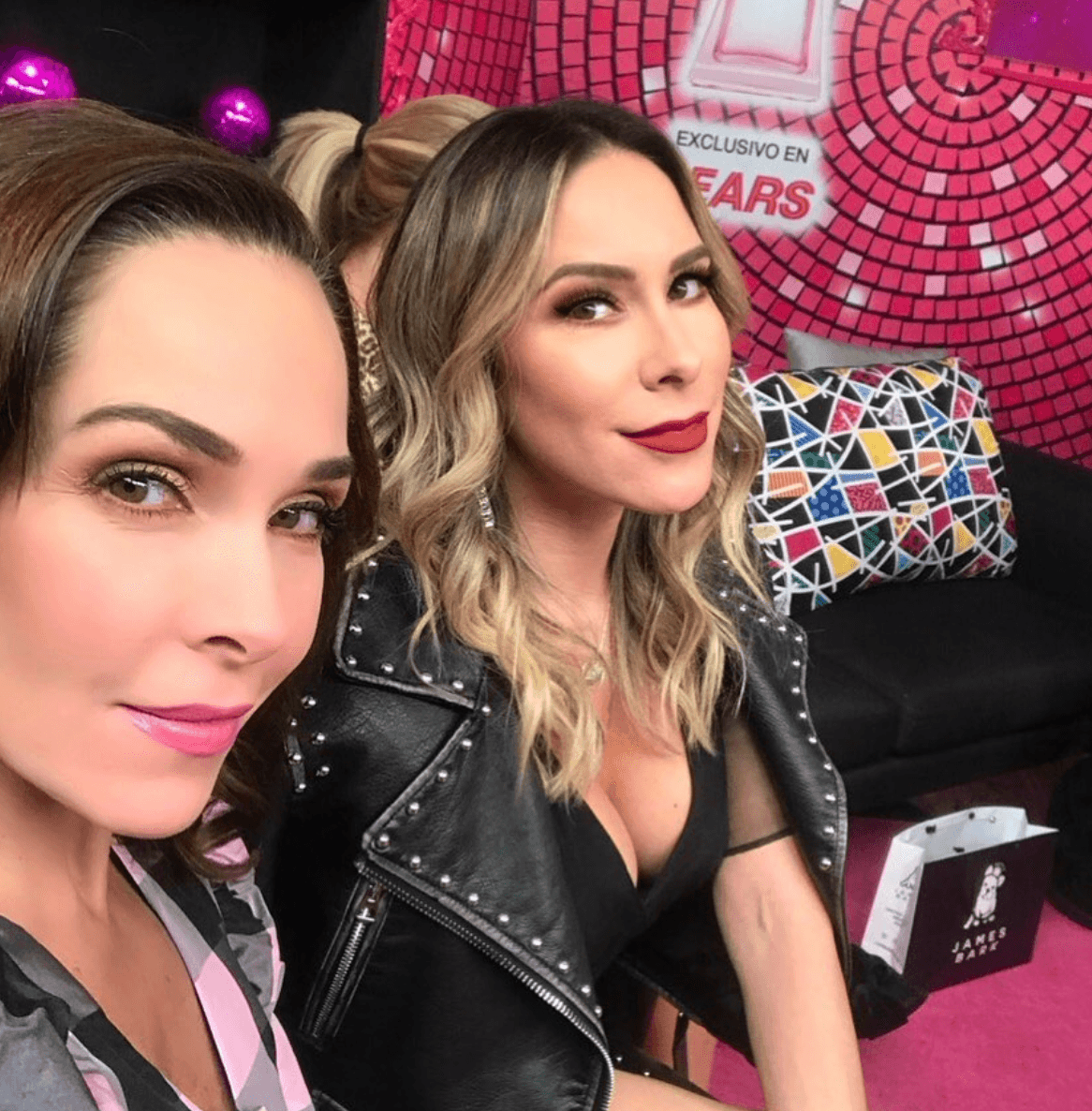 Los años no pasan por Sharis Cid. A los 49 años de edad, tiene una hija de 30 que parece su hermana gemela, son físicamente iguales. A través de Instagram, la actriz comparte sus rutinas de ejercicio que le ayudan a verse de esa manera. Además, es una abuelita muy joven de Alessa, una bebé de un año.