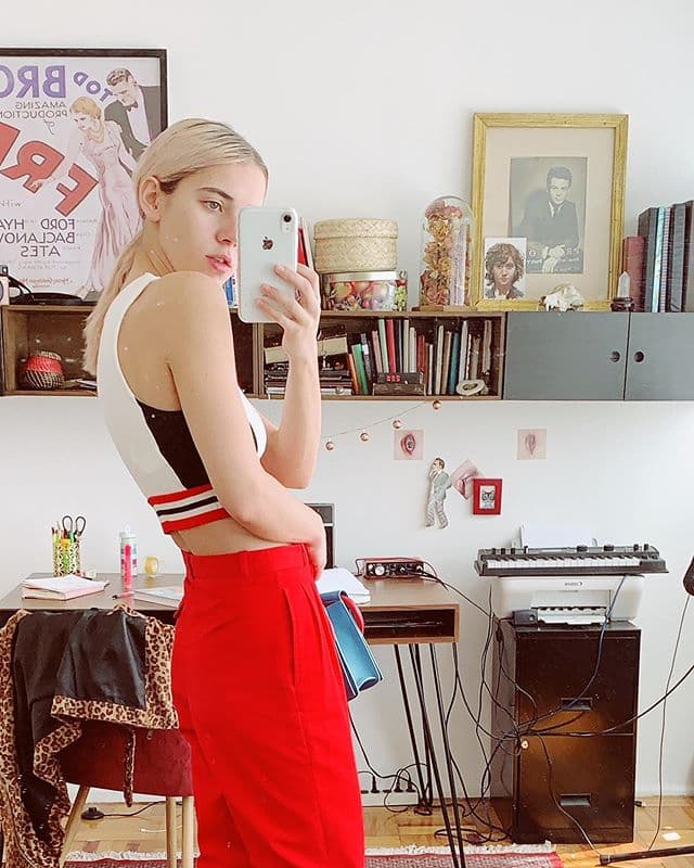 Una forma menos formal, e incluso con un aire "sporty" es tal como Tessa Ia utiliza sus pantalones de tiro alto, en un color intenso y combinandolos con un top deportivo.