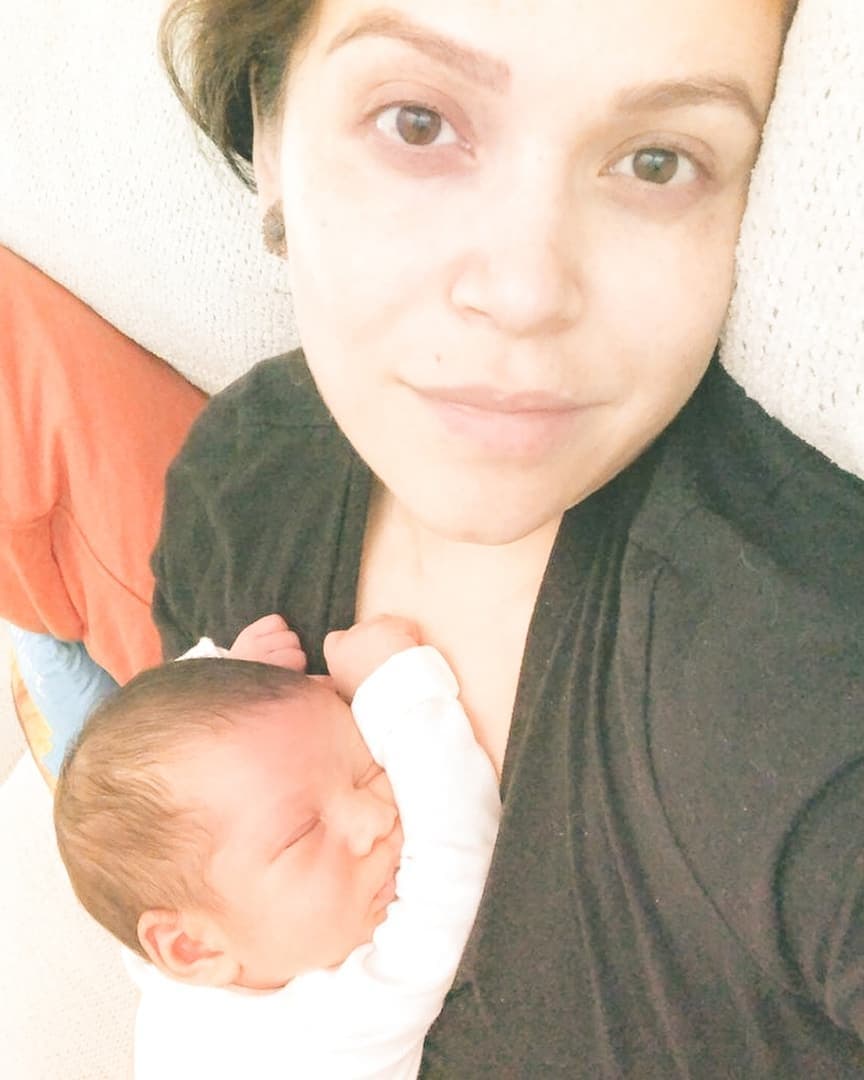Otra famosa que dio a luz durante su cuarentena fue Jacqie Rivera. El pasado 28 de abril, nació Julián Joy Campos, cuarto hijo de la hija de la Diva de la Banda, Jenni Rivera.