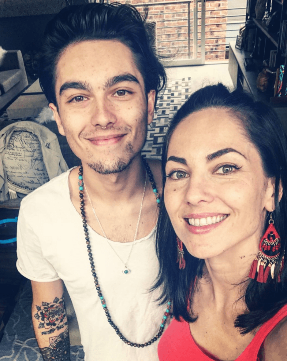 Bárbara Mori se convirtió en mamá de Sergio Mayer Mori a los 19 años de edad. A lado de su hijo parece su hermana mayor, nadie se imaginaría que la actriz de 42 años ya es abuela de Mila de 2.